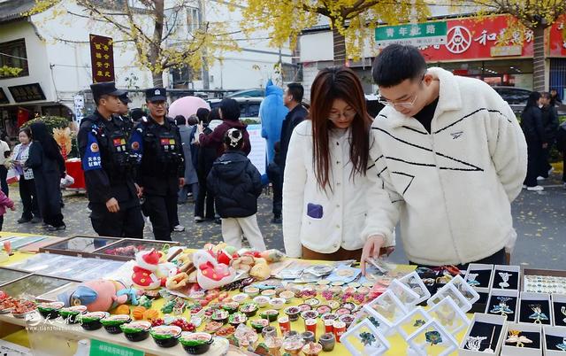 天小仙文创亮相天水黄金大道,为古城注入新活力