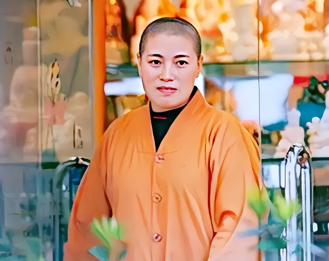 揭秘尼姑庵真相：表面佛门实则妓院，穿黑丝戴假发，香客人来人往