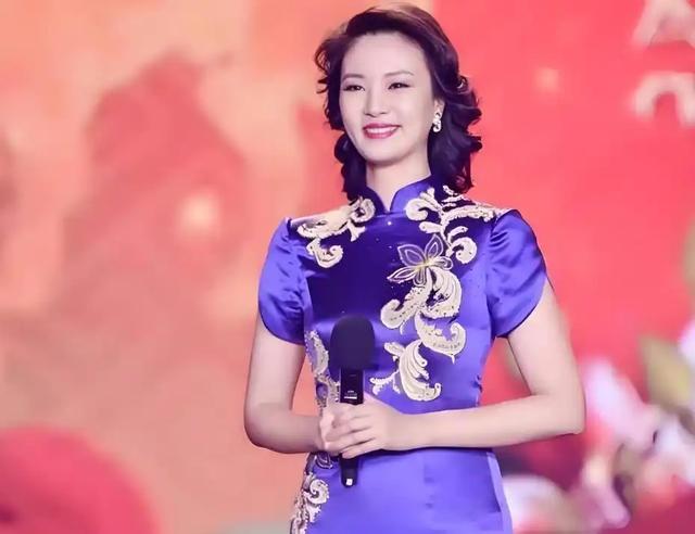 她是央视最惨女主持，男友判死缓丈夫狱中惨死，如今48岁依旧单身