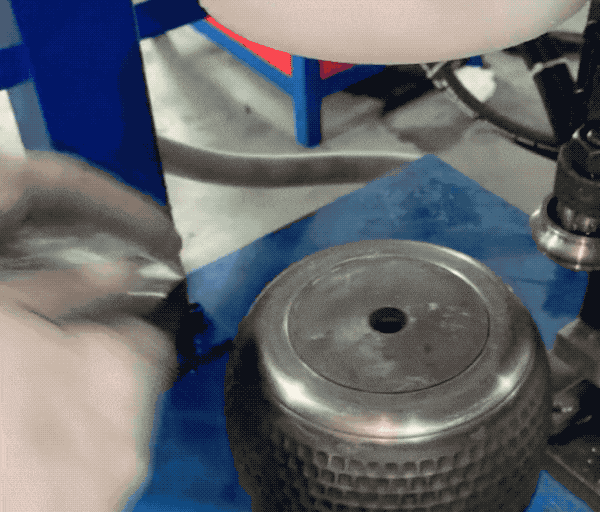 金属杯和雪平锅的锤纹表面，真是一锤锤敲出来的吗？