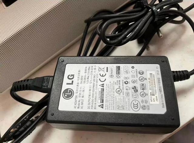 100多元的LG蓝牙音箱，内置6节5号电池槽，还带遥控器