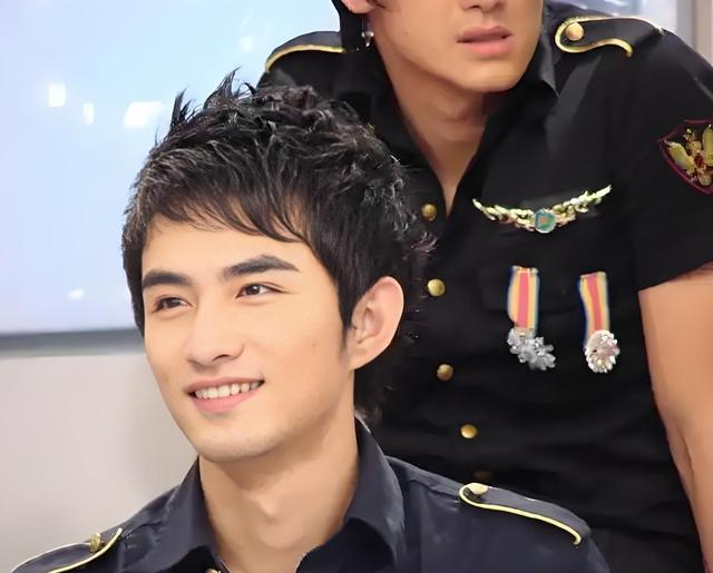 06年参加加油好男儿的张晓晨帅气自信迷人如今变成成熟稳重男人。