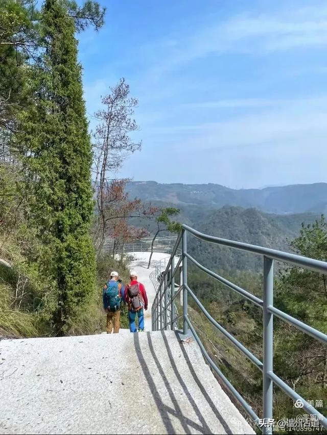 藏于浙江5A景区内有一处“十里铁甲龙”，洞穴众多形态奇特