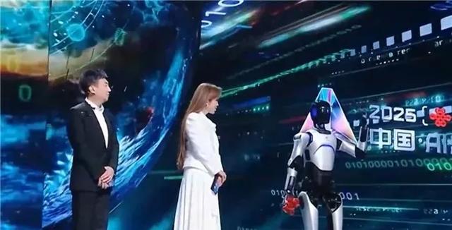 中国AI盛典上有个机器人干了两件事 真人和机器合作到底有啥不一样