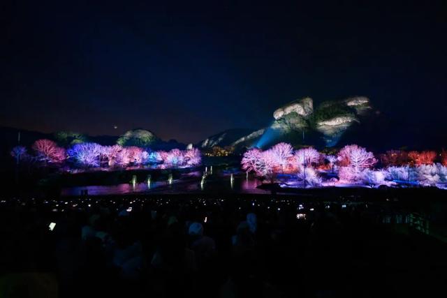 演出散场后，我在印象大红袍被“正式收编”为一匹马，真实写照，过于好笑！