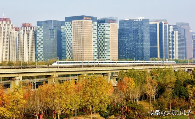 层林尽染秋景如画