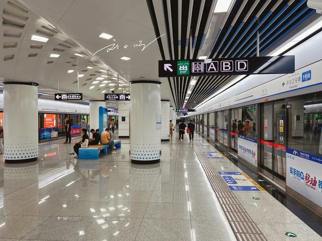 游客到乌鲁木齐旅游，乘坐地铁忍不住惊叹：原来新疆这么发达了！