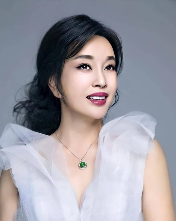 前后仅隔11天，75岁刘晓庆再次迎来好消息，终究她还是跨出这步