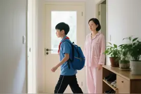 为什么男孩子长大后，和妈妈不亲了？发现很多妈妈做错了一件事图片