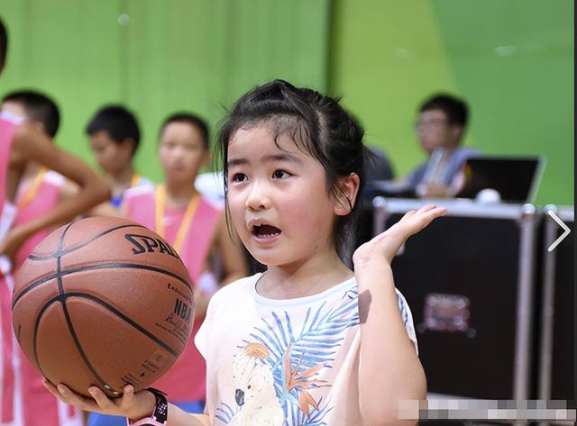 姚明女儿美到认不出！年仅15岁身高2米，是一名学霸，不爱打篮球