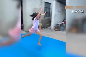厉害！10岁小孩姐自练“绝技” 连翻如“空中飞人”图片