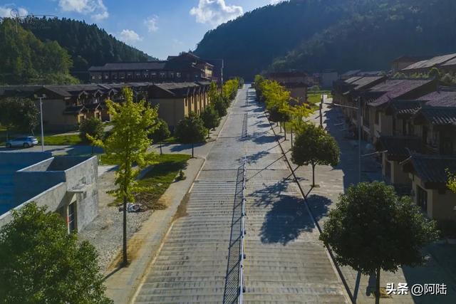 摩旅湘西,偶遇湖南省最大的少数民族聚居安置区,感受却五味杂陈