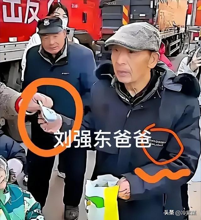 刘强东返乡发超万件年货，令人恶心的事却发生	，父亲被人围堵塞信