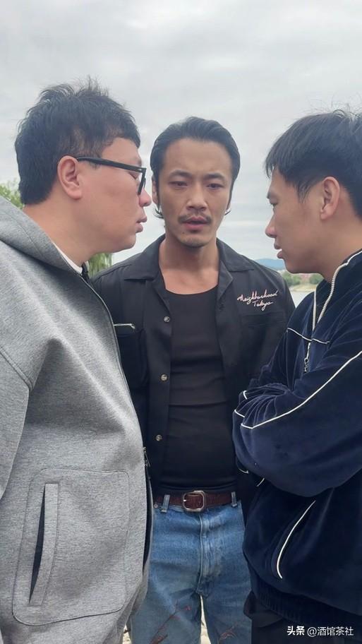 父亲是央视“一哥”，母亲是商业精英，他却凭一己之力娶影后之女