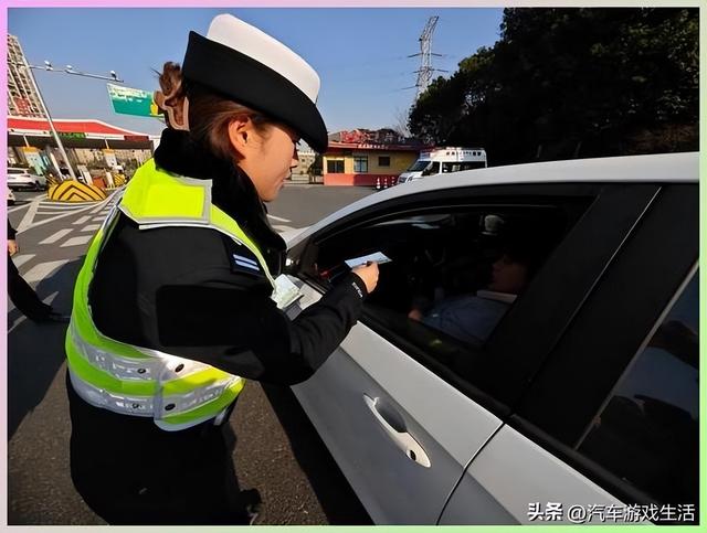 刚提新车就被扣3分，车主怒怼交警：出厂自带的，凭什么罚我？