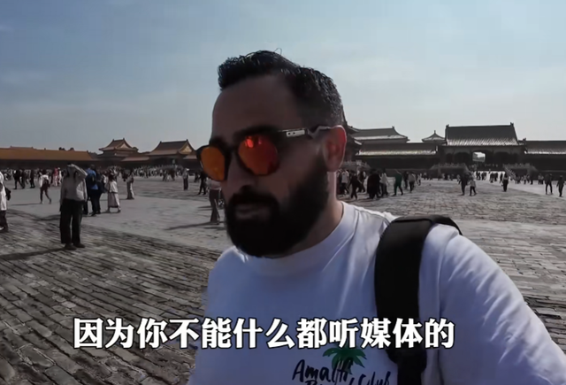 美国博主第一次来中国旅游，一天后直言：中国到处充满“危险”
