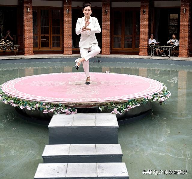 福建土楼此为珍，日昇楼内堪叹神：大埕水波盛，观光免走山路深！