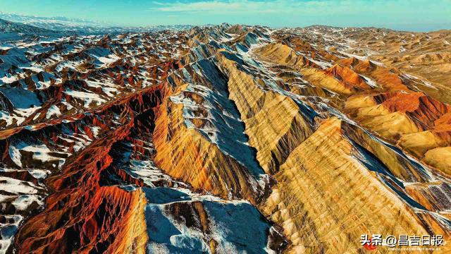 大地织锦！昌吉百里丹霞的色彩密码与纹理诗意