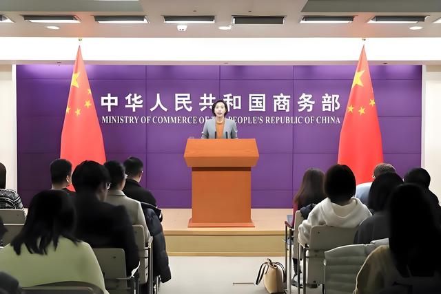 看不成阅兵了？中美谈判前夜，特朗普4字定义两国现状，中方回应