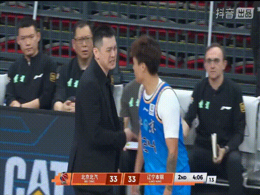 杨鸣遭驱逐辽宁负北京！谁注意到他跟赵睿沟通判罚，太想赢了！