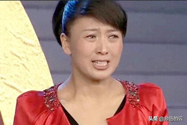 闫学晶事件再升级！官媒下场发文锐评，言辞犀利	，句句直戳她心窝