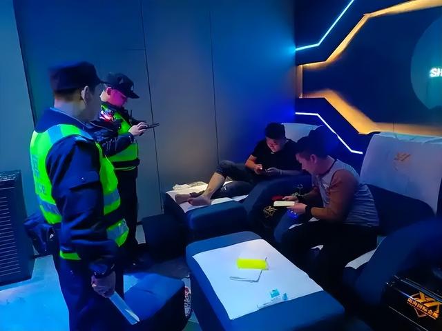 499隔衣服摸胸！私人影院暗藏涉黄：299元起步撕丝袜，还有更过火