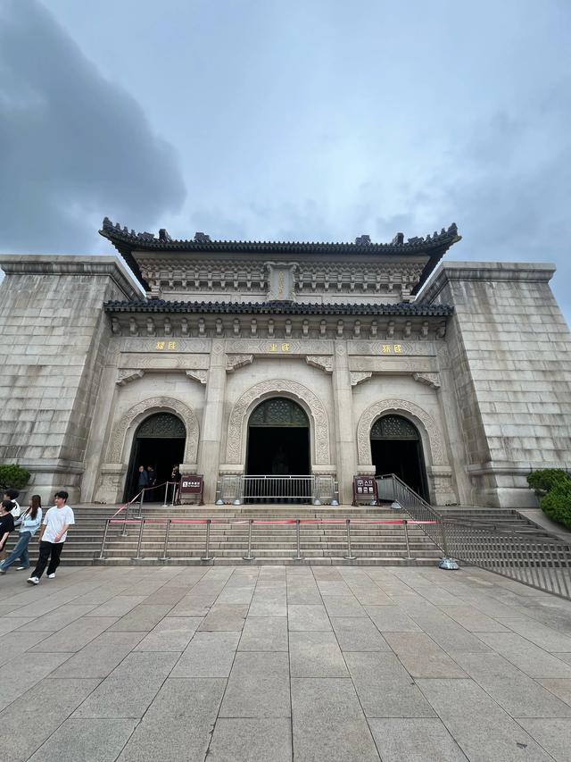 中山陵游人如织