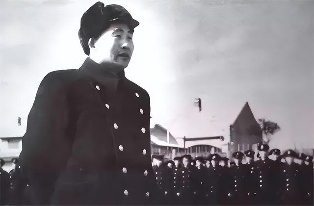 此人是开国大将，6个儿子中有3将军2副主席1副部长，虎父无犬子！