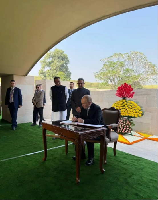 中法会晤时，普京也在与莫迪商讨一件改变世界的大事儿！