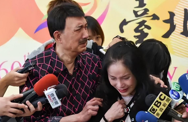 曾是一代歌王，后来成人尽皆知的台独分子，如今家破人亡下场凄凉
