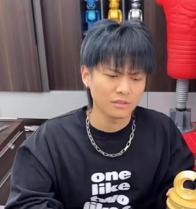 装疯卖傻，丑态百出，目不识丁，到底是谁捧红了这些跳梁小丑？