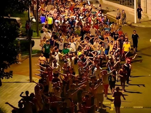 祸害！暴走团逼停救护车，团主强硬回怼，网友：停他们退休金！