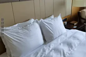 住酒店，看到这种镜子最好马上退房，等吃亏就完了，看完告诉家人图片