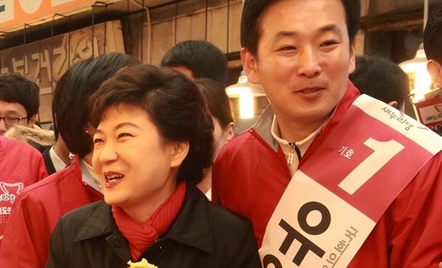 朴槿惠出狱生活：住1676平别墅	，与小10岁律师为伴，如今生活安逸