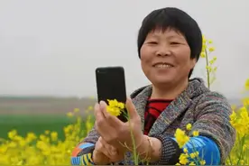 农村女诗人韩仕梅：靠网上写诗登上了联合国的演讲台图片