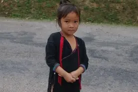 母亲将我卖给村里的老光棍，他不仅供我上学，还为了护我丢了命图片