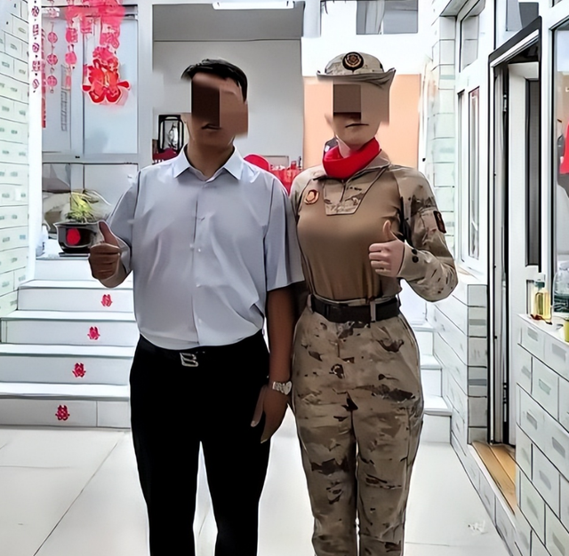 93受阅女兵参加婚礼被骂惨！网友：穿这套衣服去是几个意思？