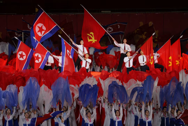 金正恩深夜冒雨大阅兵，当着中国贵宾的面，朝鲜镇国核弹压轴登场
