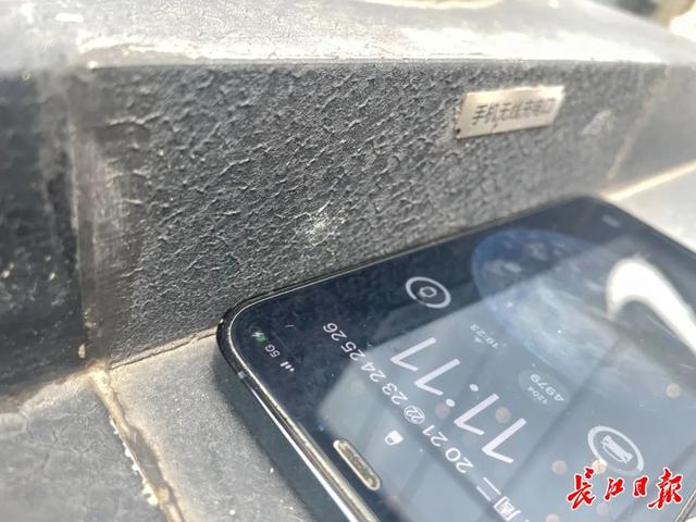 64根有61根是坏的，江汉路公共手机充电座成了摆设？最新回应