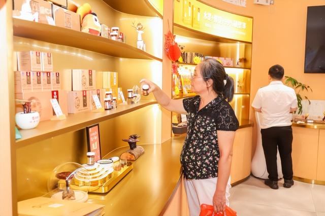 当中秋遇上灵芝，仙芝楼这场古巷游园会玩出了新花样