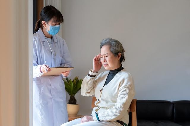医生提醒：不想父母得脑梗，这四个检查一定要带他们去做！