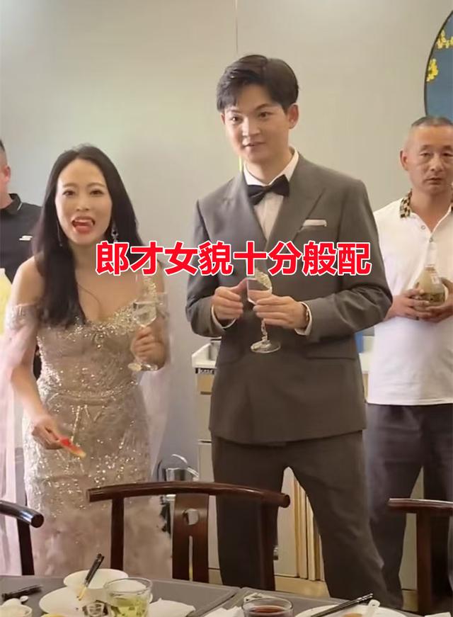 女子如愿嫁大学同学，敬酒时霸气十足，郎才女貌令人羡慕：很般配