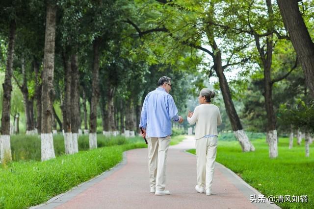 两性关系：男人要知道，女人不管多大年龄，都喜欢身边有人陪！
