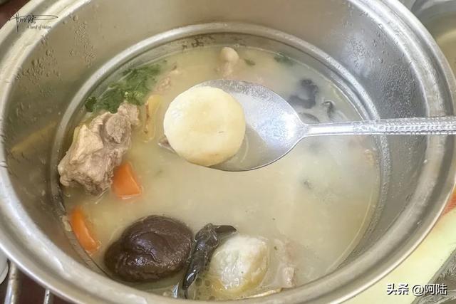 旅居大理，偶尔也会自己动动手，最近做的是它：排骨芋艿汤