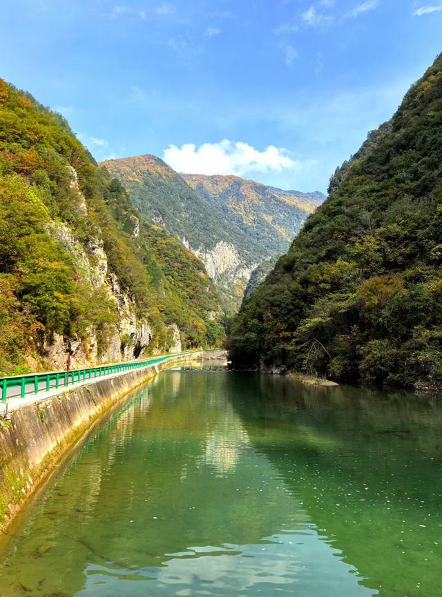 甘肃省徽县嘉陵江畔美景五彩斑斓