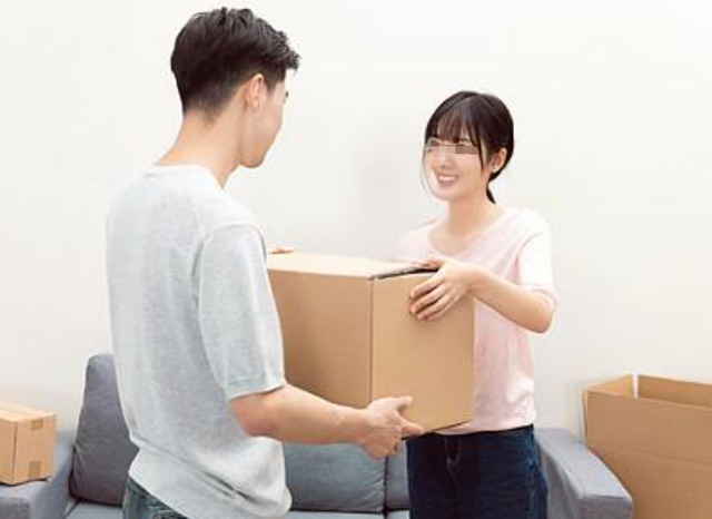 男同事找我同居，我答应了，直到我接连升职后才发现他身份不简单