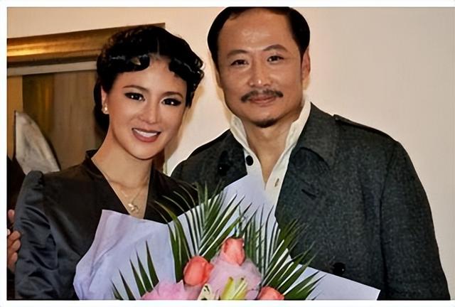 孩子父亲真相大白一月后	，奚美娟低调露面，手足无措，落寞呆坐