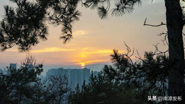 南漳晨光绘梦：当第一缕阳光吻醒湖畔的诗意