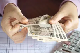 中国游客涌入日本扫货，有人持现金去购房……日元贬值，专家提醒→图片