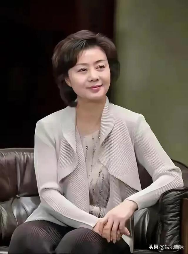 至今未婚未育，身边却有男人陪了近27年！59岁的她才是真人间清醒